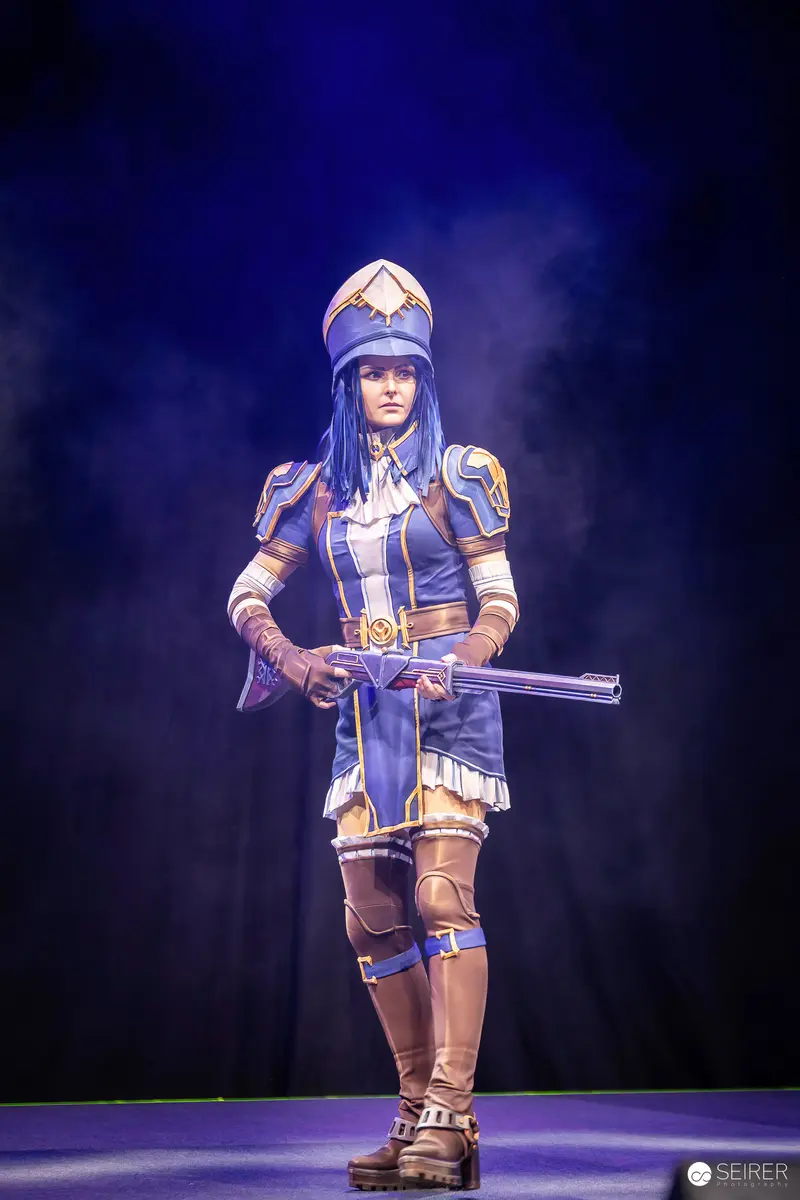 Caitlyn from League of Legends cosplay on stage at VIECC Vienna Comic Con 2023