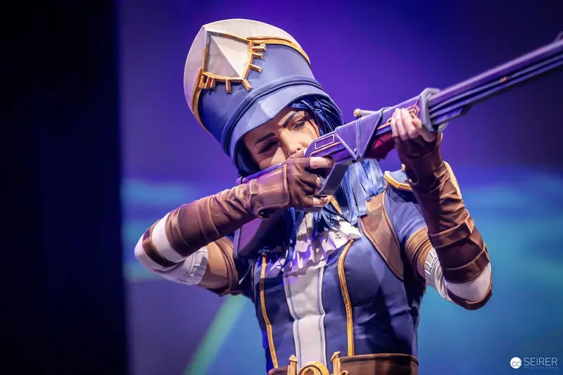 Caitlyn cosplayer aims rifle on stage at VIECC Vienna Comic Con 2023