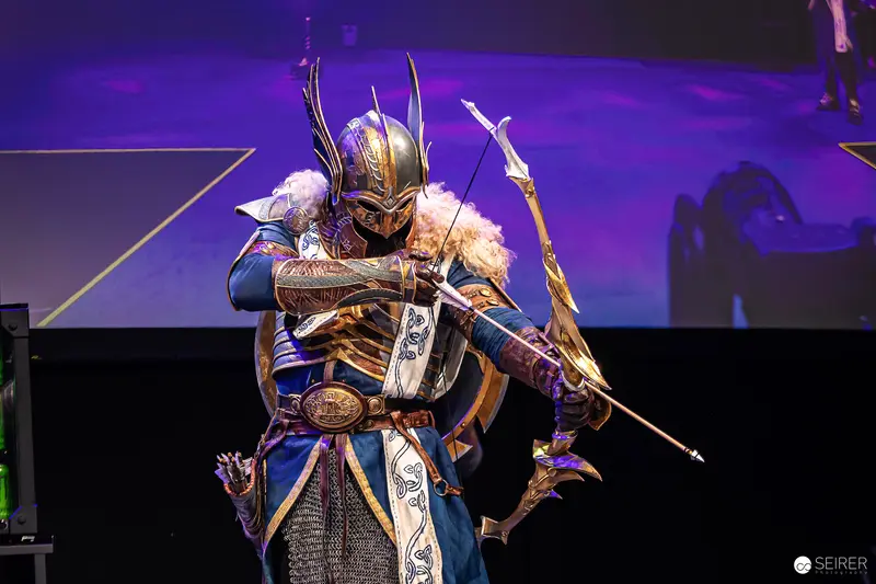 Archer Cosplayer Draws Ornate Bow on Stage at VIECC Vienna Comic Con 2023