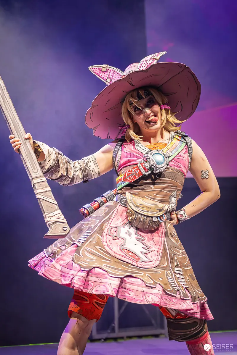 Tiny Tina cosplayer with oversized sword on stage at VIECC Vienna Comic Con 2023