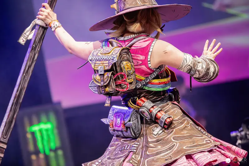 Cosplayer in Wide-Brimmed Hat and Armoured Backpack Turns on Stage at VIECC 2023
