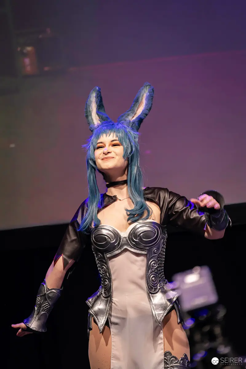 Viera cosplayer with blue hair and silver armour on VIECC Vienna Comic Con stage