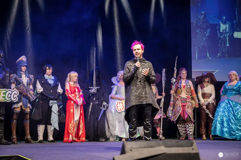 Pink-haired host announces cosplay contest finalists on VIECC Vienna Comic Con main stage