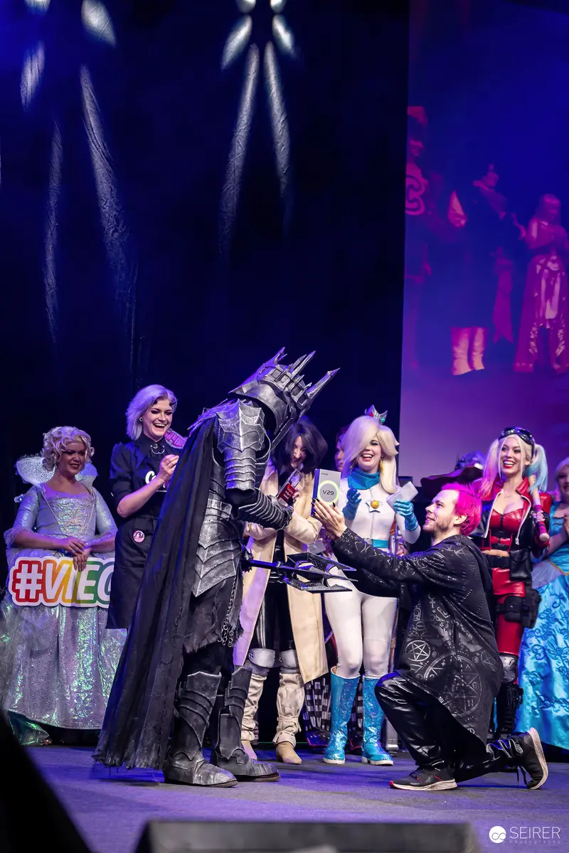 Cosplayer Kneels Before Armoured Lich King on VIECC Vienna Comic Con Contest Stage