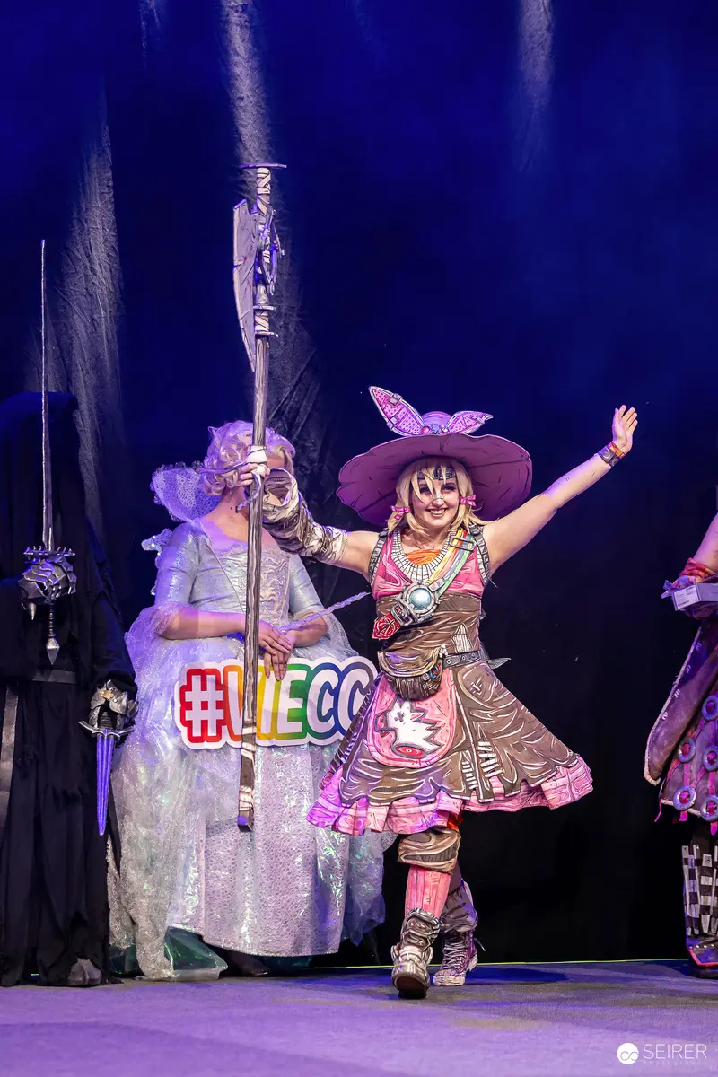 Cel-Shaded Borderlands-Style Cosplayer on the VIECC Vienna Comic Con Stage, November 2023