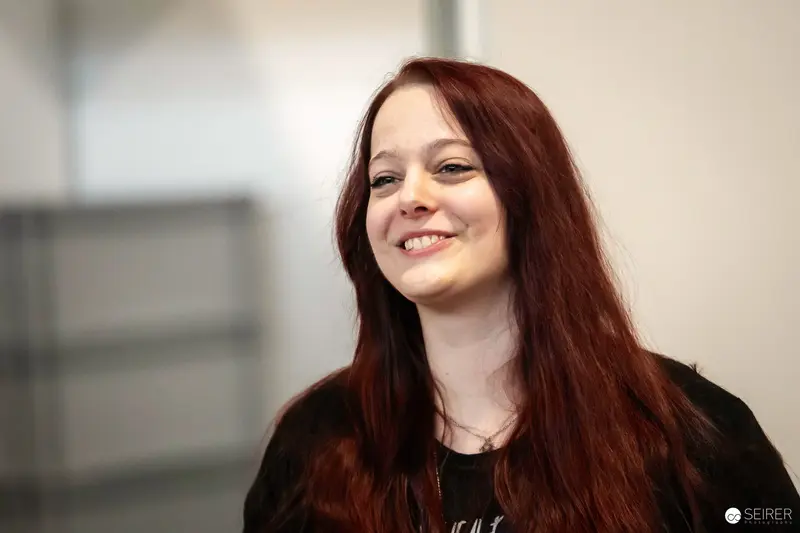 Smiling attendee with long red hair at VIECC Vienna Comic Con 2023