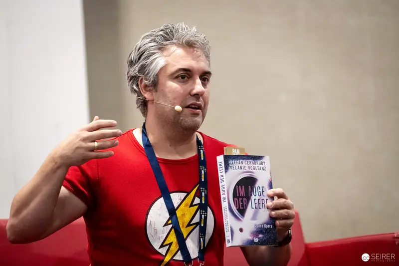 Author presents space opera novel "Im Auge der Leere" at VIECC Vienna Comic Con 2023