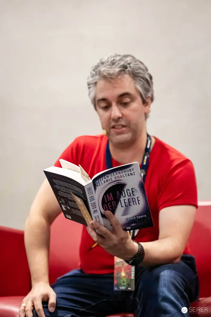 Author Reads "Im Auge der Leere" by Stefan Cernohuby and Melanie Vogltanz at VIECC Vienna Comic Con 2023