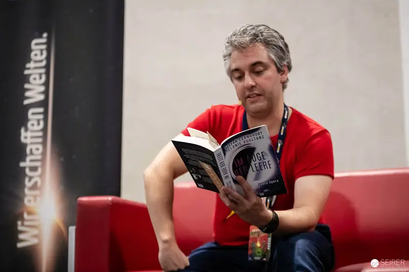 Author reads from space-opera novel "Im Auge der Leere" at VIECC Vienna Comic Con 2023