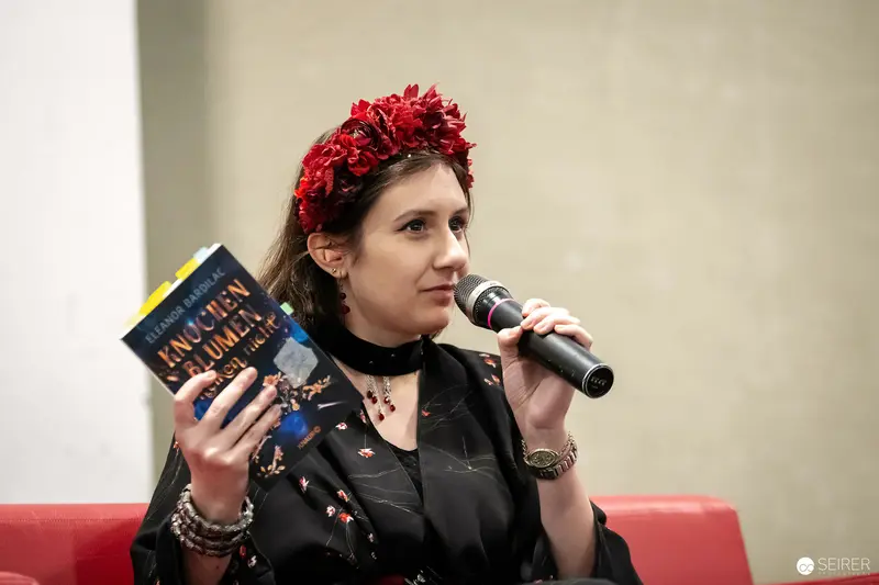 Author Eleanor Bardilac reads from "Knochenblumen" at Vienna Comic Con 2023