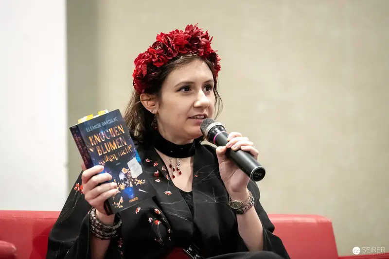 Author Eleanor Bardilac presents "Knochenblumen welken nicht" at VIECC Vienna Comic Con 2023