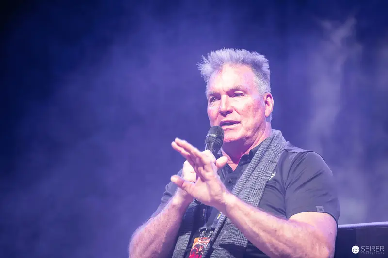 Guest actor speaking with microphone during panel at VIECC Vienna Comic Con 2023