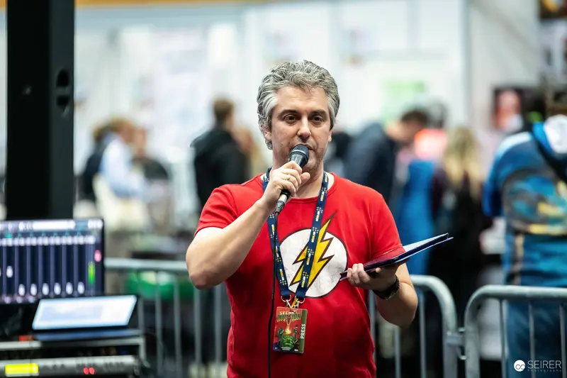 Host with Microphone in Flash T-Shirt at Vienna Comic Con 2023