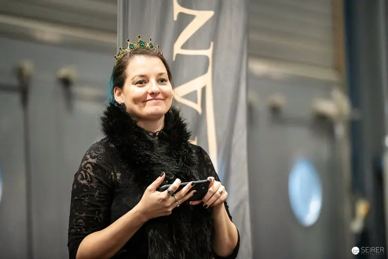Cosplayer in Black Lace and Emerald Crown at VIECC Vienna Comic Con 2023