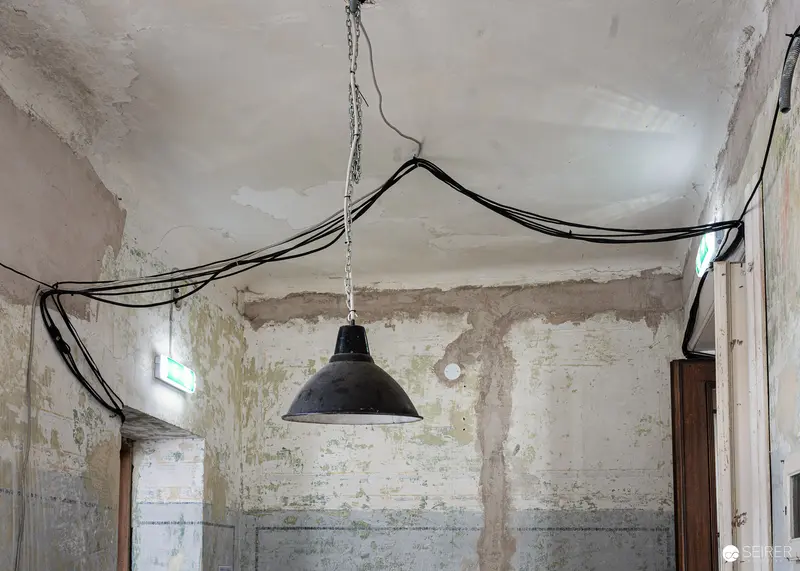 Chain-hung enamel pendant lamp in stripped service room, Südbahnhotel Semmering