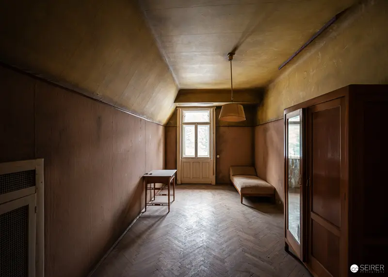 Abandoned attic guest room with chaise longue, Südbahnhotel Semmering, November 2023