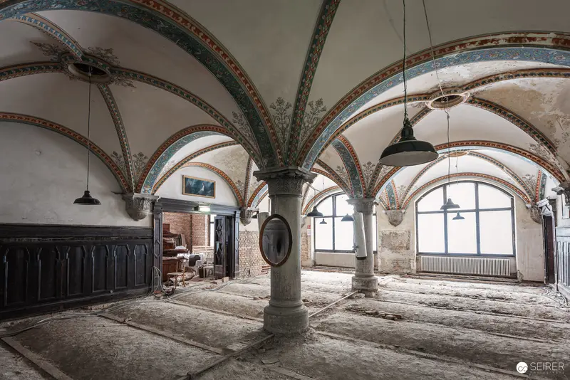 Vaulted stone-pillared hall with painted ribs, Südbahnhotel Semmering, November 2023