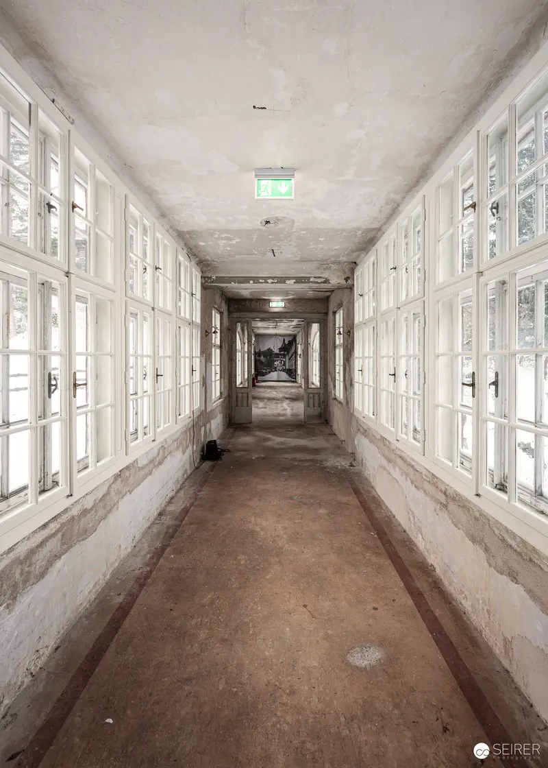 Glazed connecting corridor with peeling walls, Südbahnhotel Semmering, November 2023