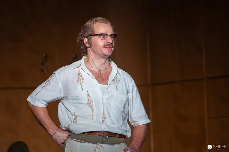 Günter Franzmeier as Konrad Steisshäuptl in Der Himbeerpflücker Theatre Production