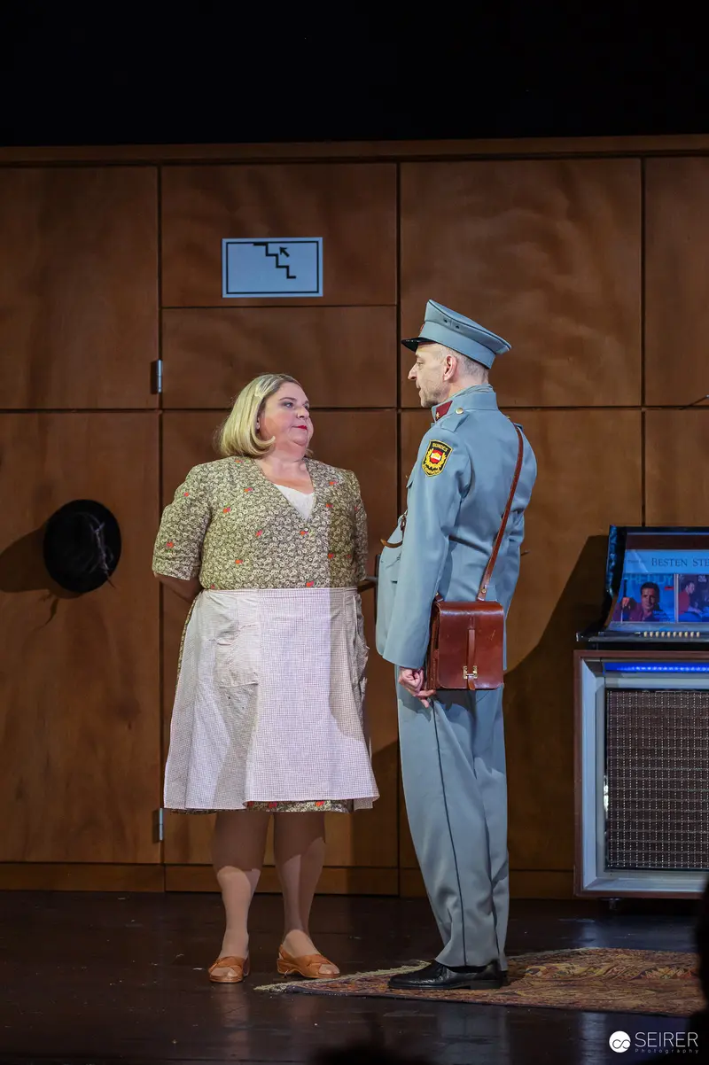 Der Himbeerpflücker: Sieglinde and Postenkommandant in Theatrical Confrontation