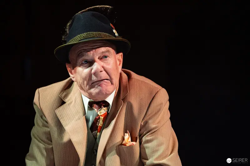 Günter Franzmeier as Konrad Steisshäuptl in Der Himbeerpflücker Stage Performance