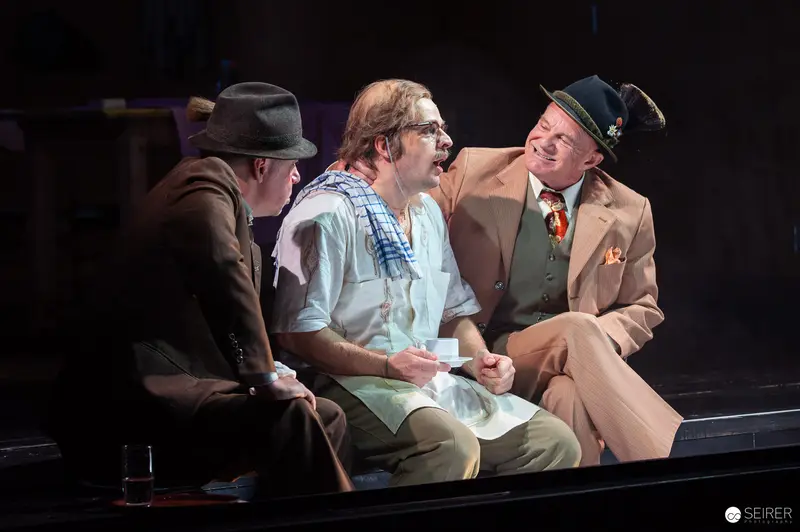 Der Himbeerpflücker Stage Scene: Three Actors in Dramatic Interaction