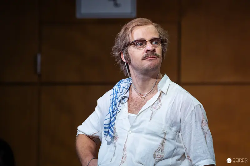 Günter Franzmeier as Konrad Steisshäuptl in Der Himbeerpflücker Theater Production