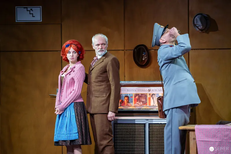 Der Himbeerpflücker Stage Performance: Three Characters in Theatrical Scene