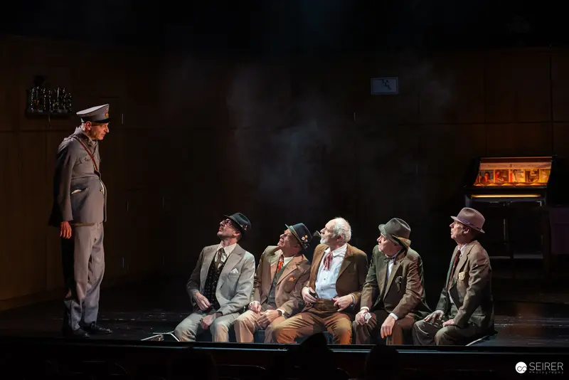 Der Himbeerpflücker: Theatrical Scene of Accused Nazi Suspect in Bad Brauning