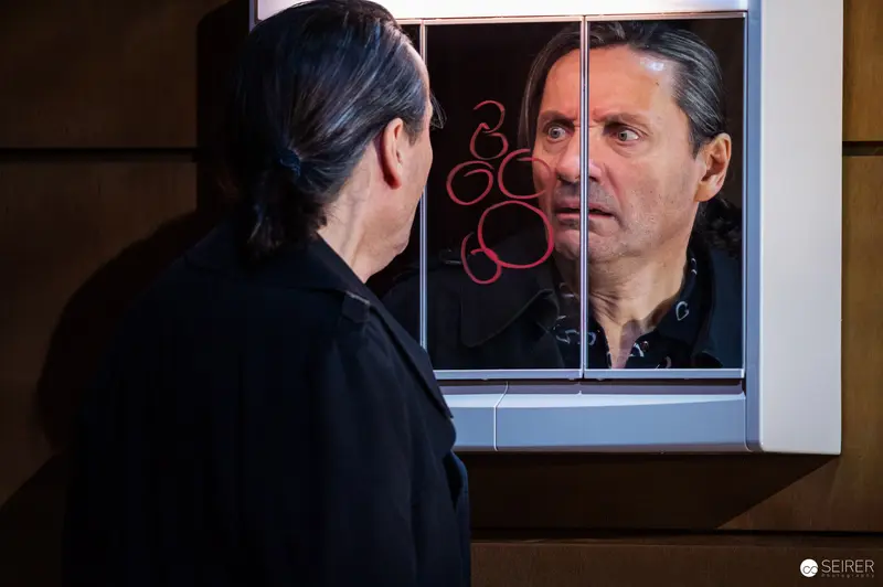 Der Himbeerpflücker: Staged Reflection of a Suspected Stranger in Bad Brauning