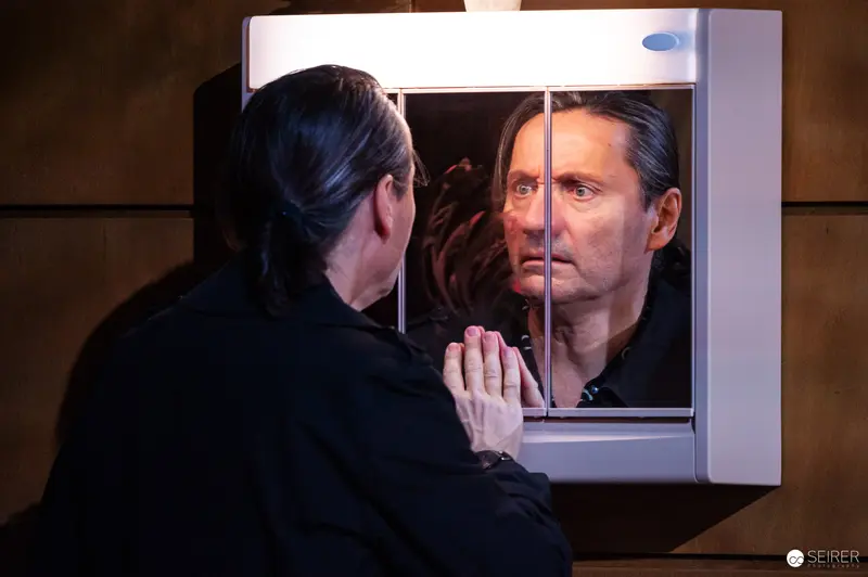 Mirror Reflection of Psychological Tension in Theatrical Performance