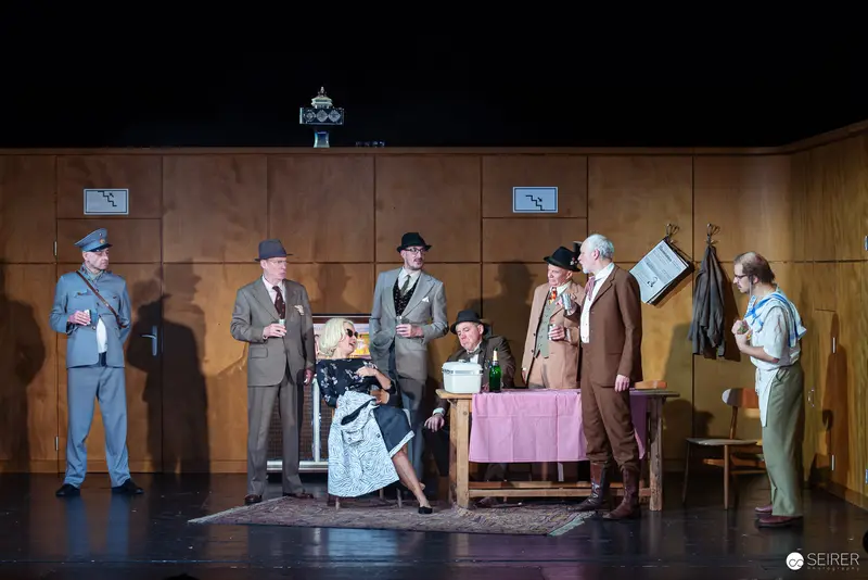 Der Himbeerpflücker: Stage Scene of Mysterious Encounters in Bad Brauning