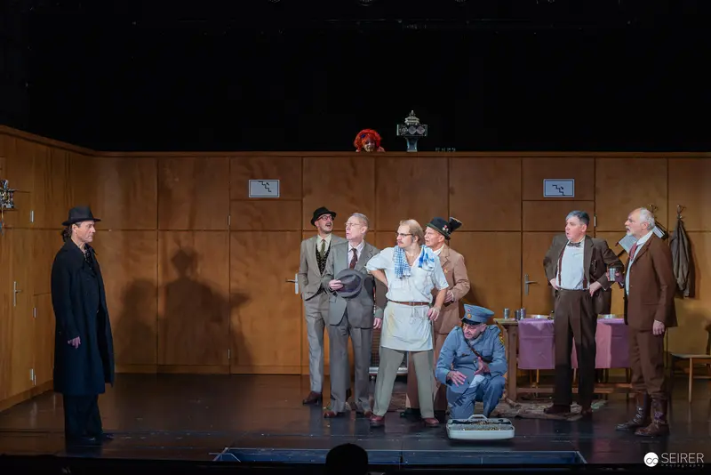 Der Himbeerpflücker: Theater Ensemble on Stage in Dramatic Scene
