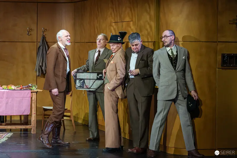 Der Himbeerpflücker Stage Scene: Five Actors in Vintage Suits at Kammerspiele