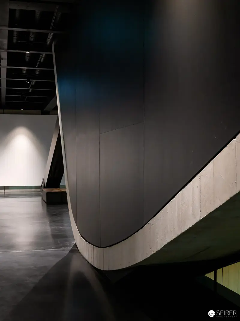 Minimalist Architectural Interior with Curved Wall and Dramatic Lighting