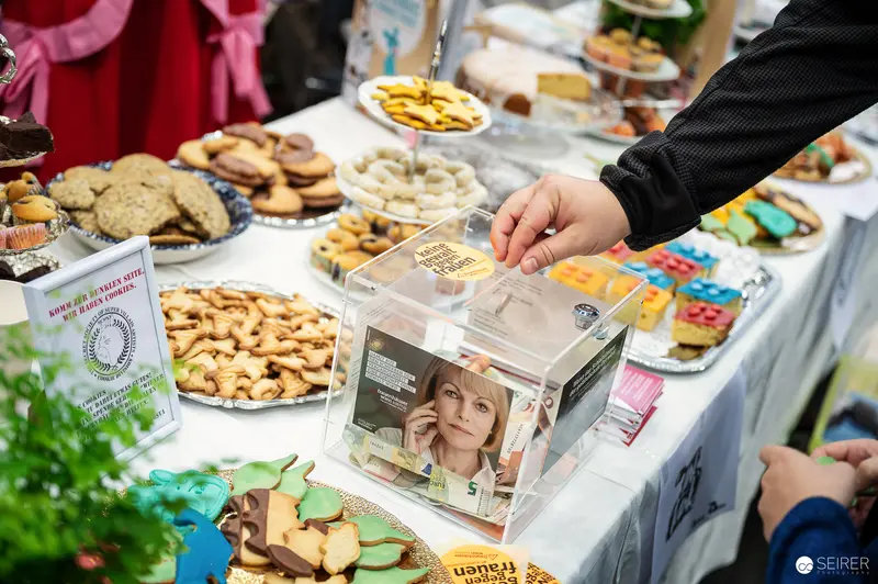 Vienna ComicCon 2023: Diverse Dessert and Donation Station with Cookie Display