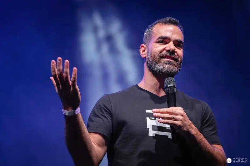 Bearded Performer Speaking at Vienna ComicCon 2023 Stage