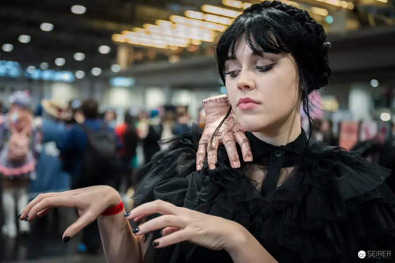 Gothic-Styled Performer at Vienna ComicCon 2023 in Dark Costume