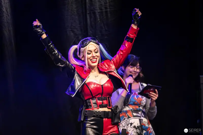 Harley Quinn Cosplayer Strikes Energetic Pose at Vienna ComicCon 2023