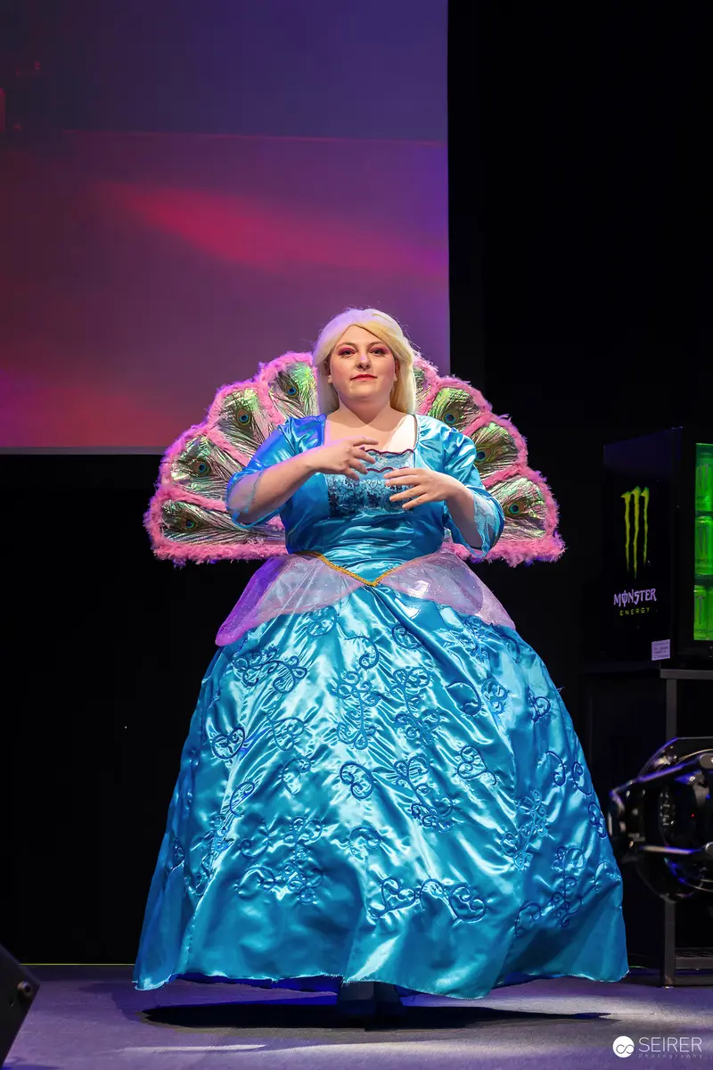 Cosplay Performance in Blue Gown at Vienna ComicCon 2023