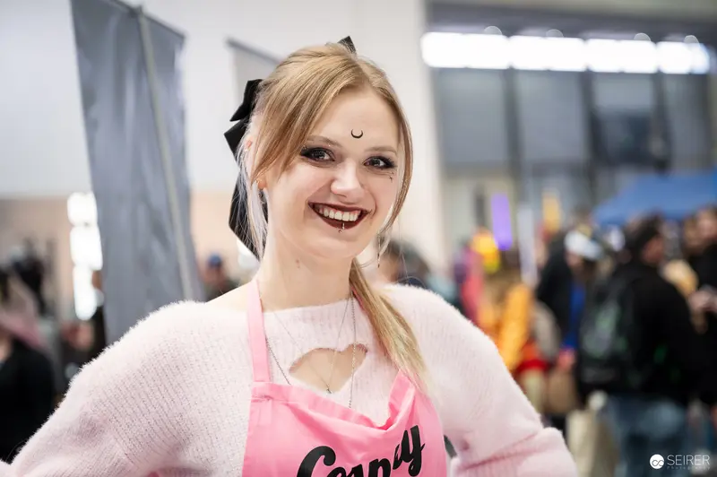 Smiling Cosplayer in Pink at Vienna ComicCon 2023