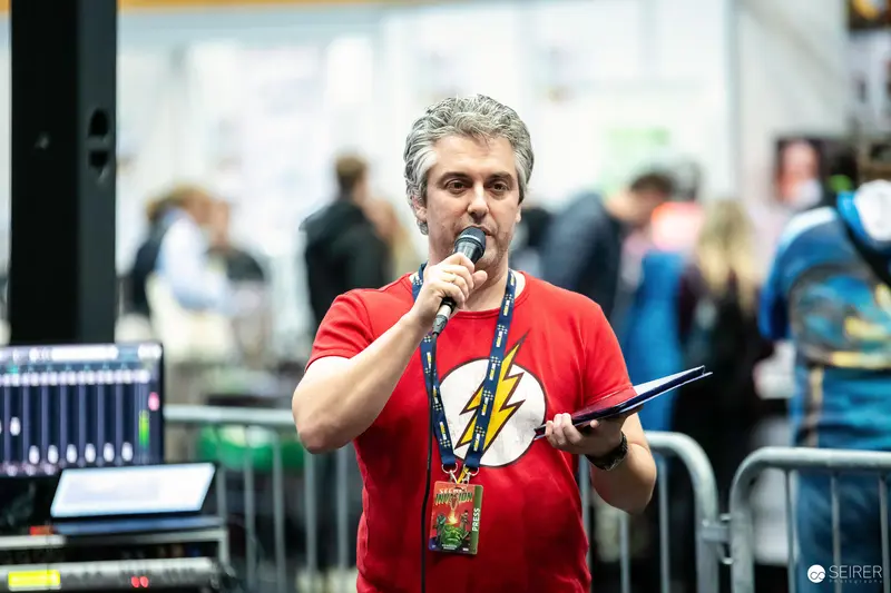 Presenter in Flash Comic-Con T-Shirt Speaking at Vienna ComicCon 2023