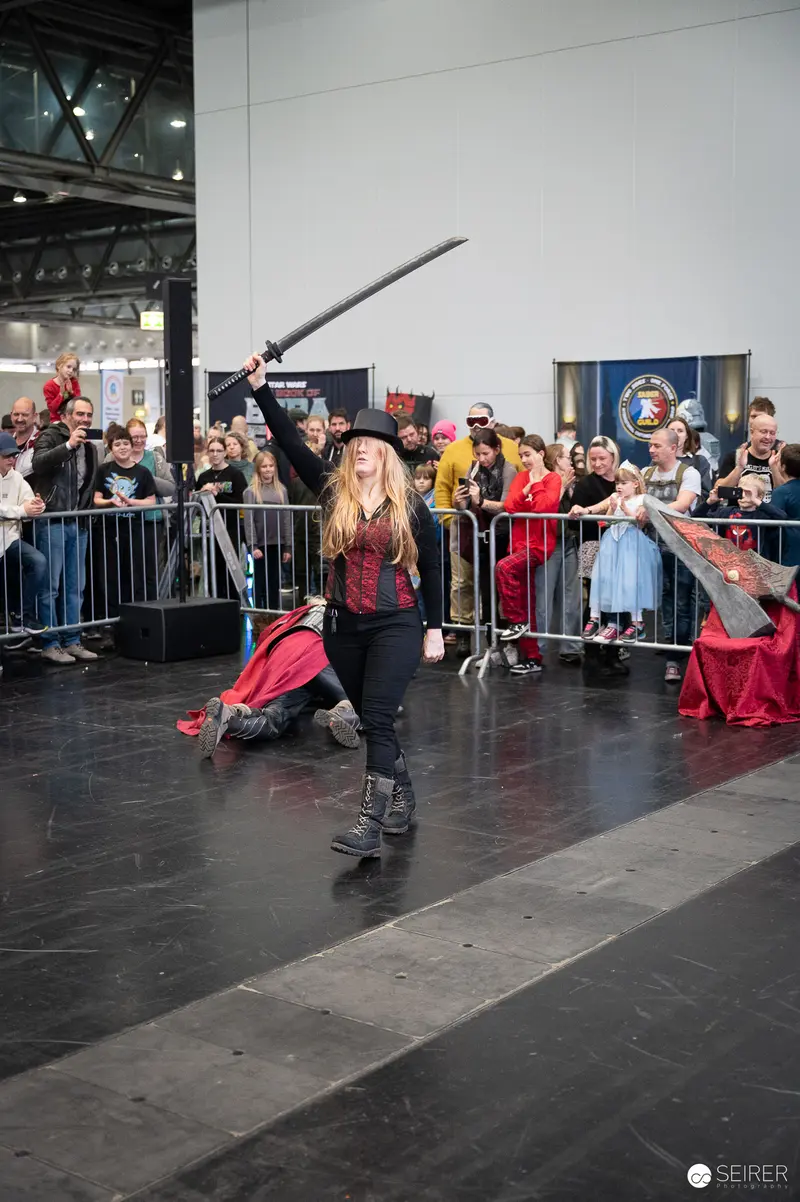 Bis Einer Weint Performance at Vienna ComicCon 2023 with Dramatic Sword Pose