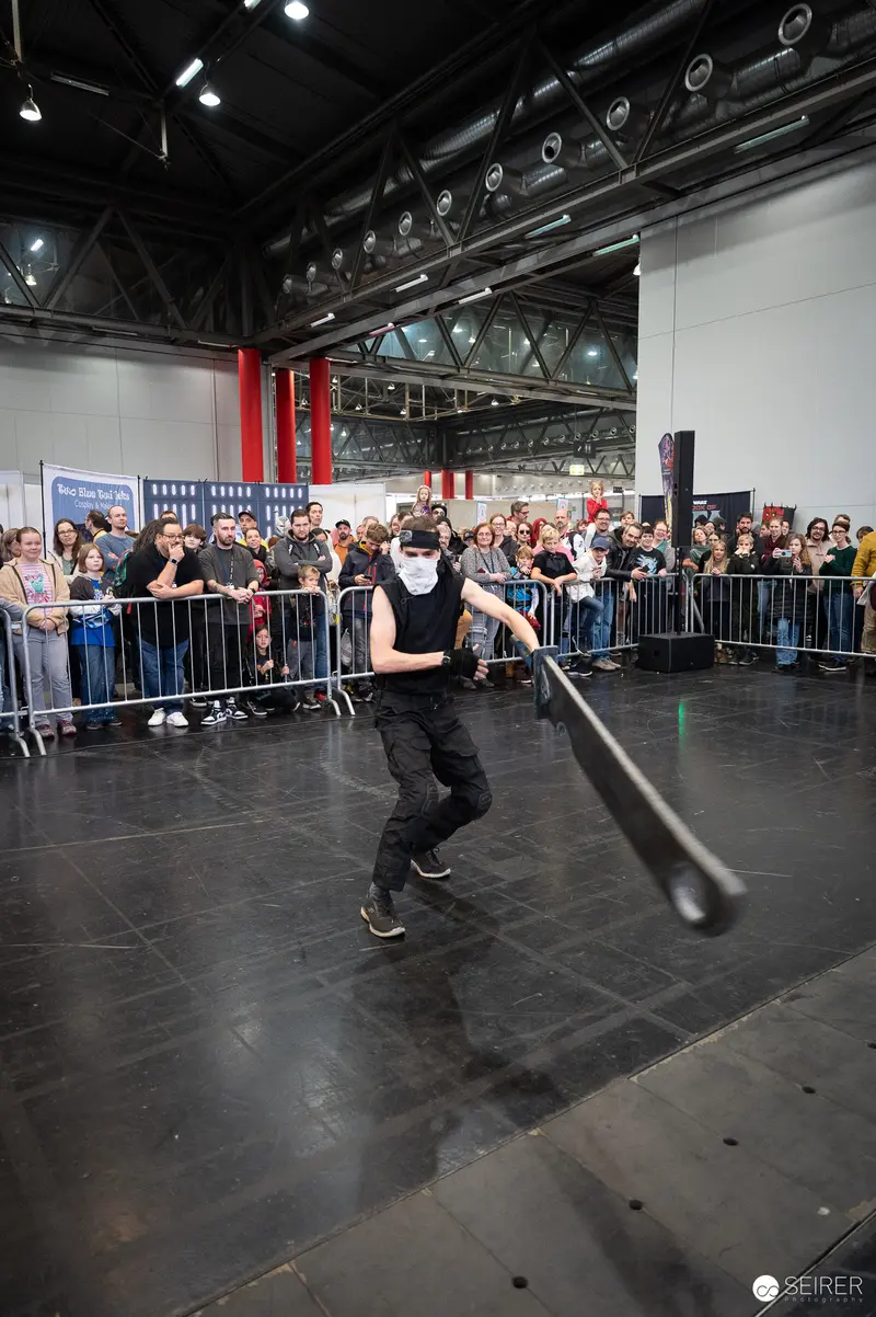 Performer with Baseball Bat at Vienna ComicCon 2023 Performance