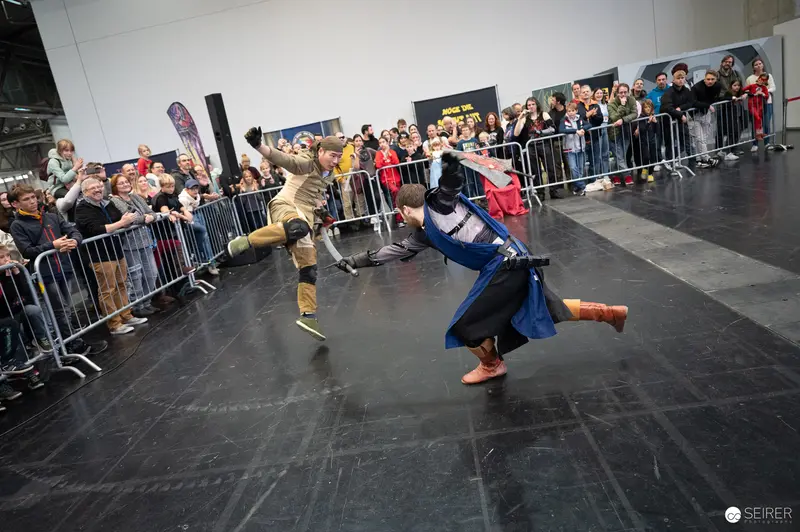 Bis Einer Weint Performance Dancers Dynamic Combat Pose at Vienna ComicCon 2023