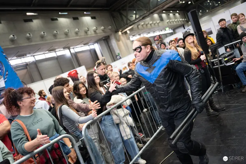 Bis Einer Weint Performer Engaging with Fans at Vienna ComicCon 2023