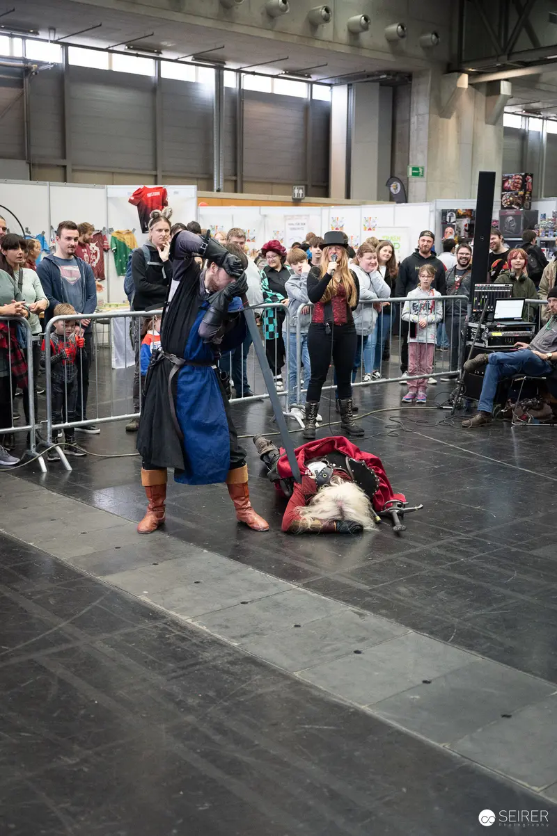 Bis Einer Weint Performance at Vienna ComicCon 2023, Dramatic Floor Interaction
