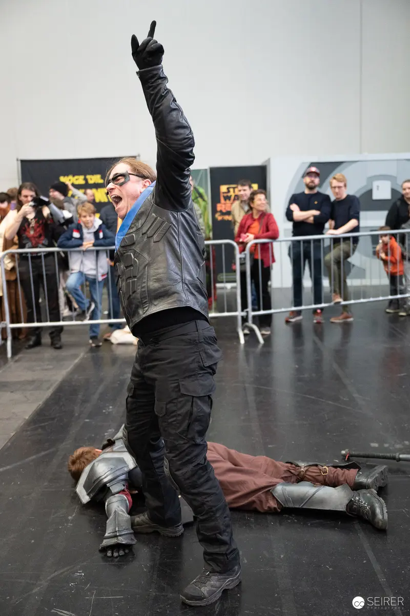 Bis Einer Weint Performance Artist Strikes Dramatic Pose at Vienna ComicCon 2023
