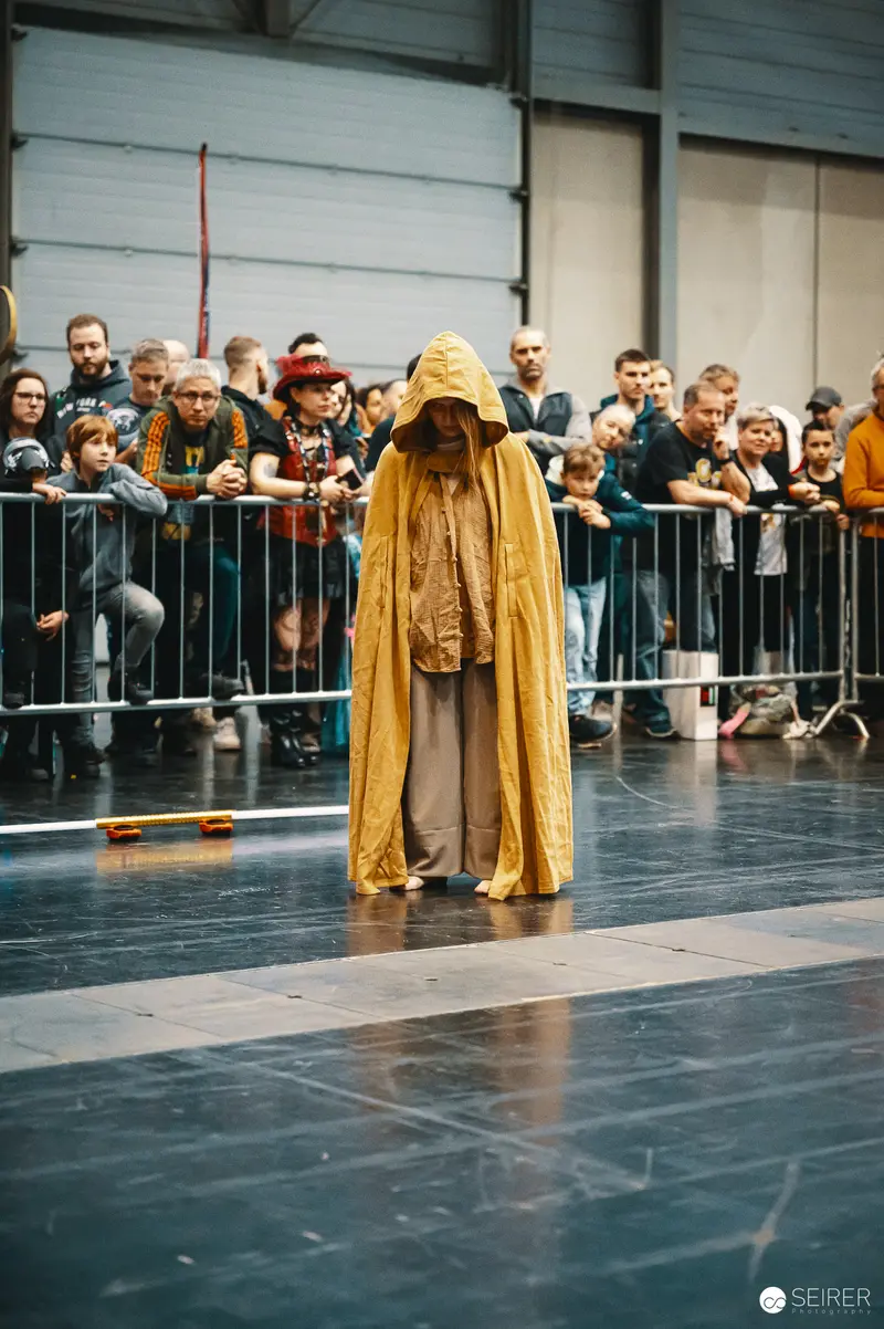 Mysterious Hooded Figure at Vienna ComicCon 2023 Lightsaber Battleshow