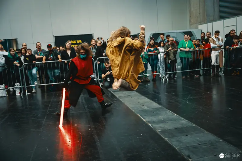 Lightsaber Duel at Vienna ComicCon 2023: Dynamic Cosplay Battle